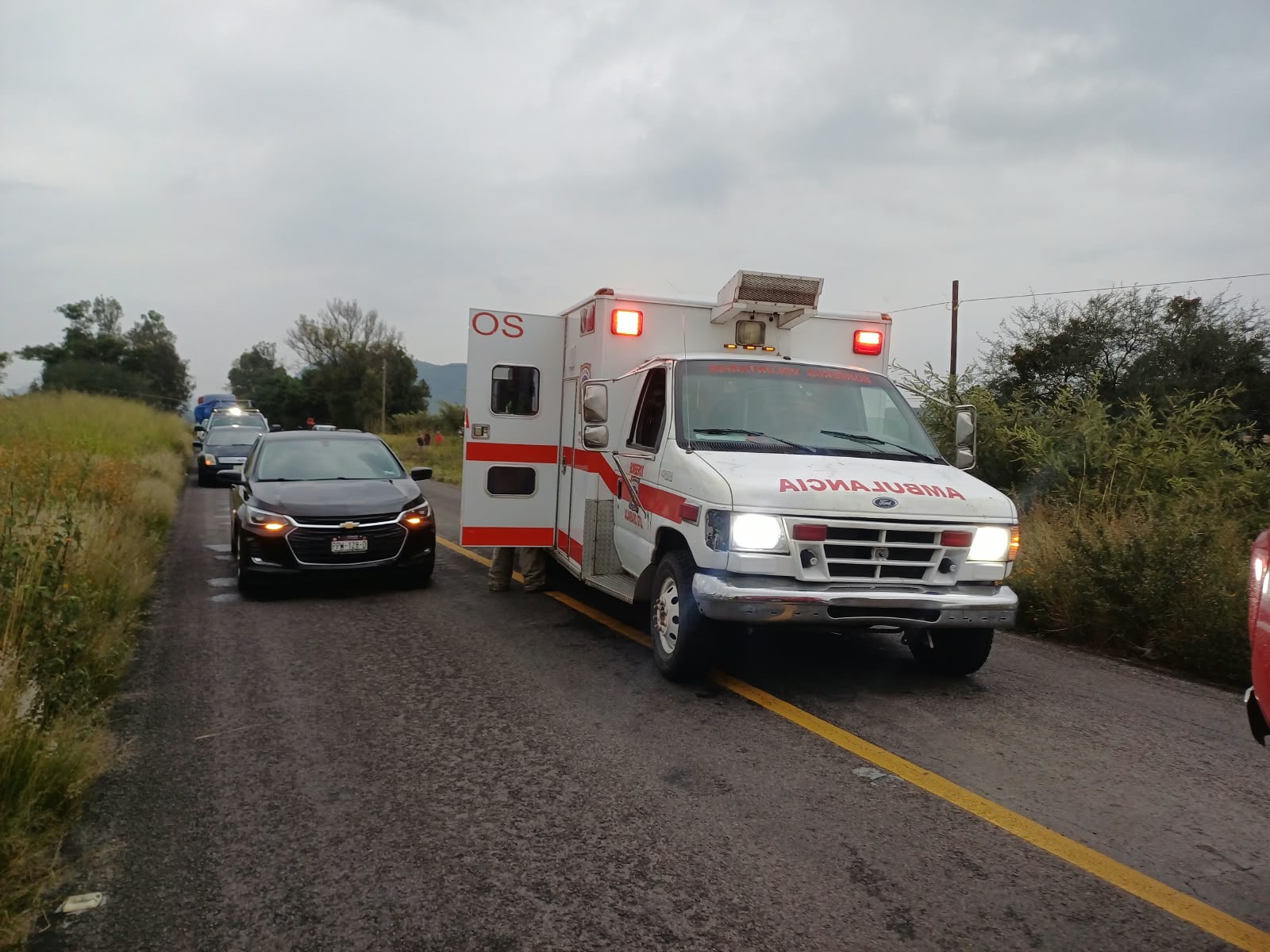🚨🚒 ÚLTIMA HORA | REPORTAN VOLCADURA EN LA CARRETERA ACÁMBARO–MARAVATÍO; SE MOVILIZAN CUERPOS DE EMERGENCIA