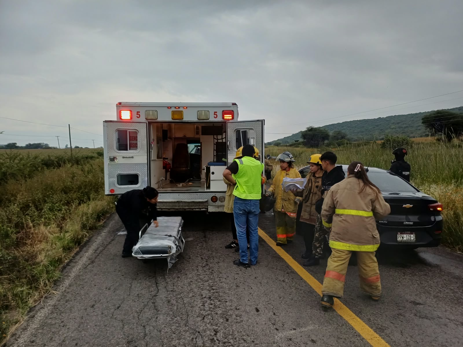 🚨🚒 ÚLTIMA HORA | REPORTAN VOLCADURA EN LA CARRETERA ACÁMBARO–MARAVATÍO; SE MOVILIZAN CUERPOS DE EMERGENCIA