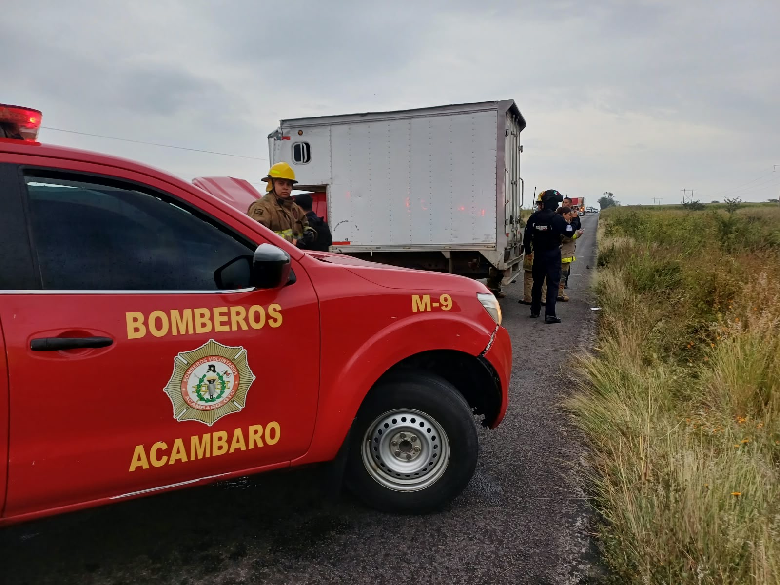 🚨🚒 ÚLTIMA HORA | REPORTAN VOLCADURA EN LA CARRETERA ACÁMBARO–MARAVATÍO; SE MOVILIZAN CUERPOS DE EMERGENCIA