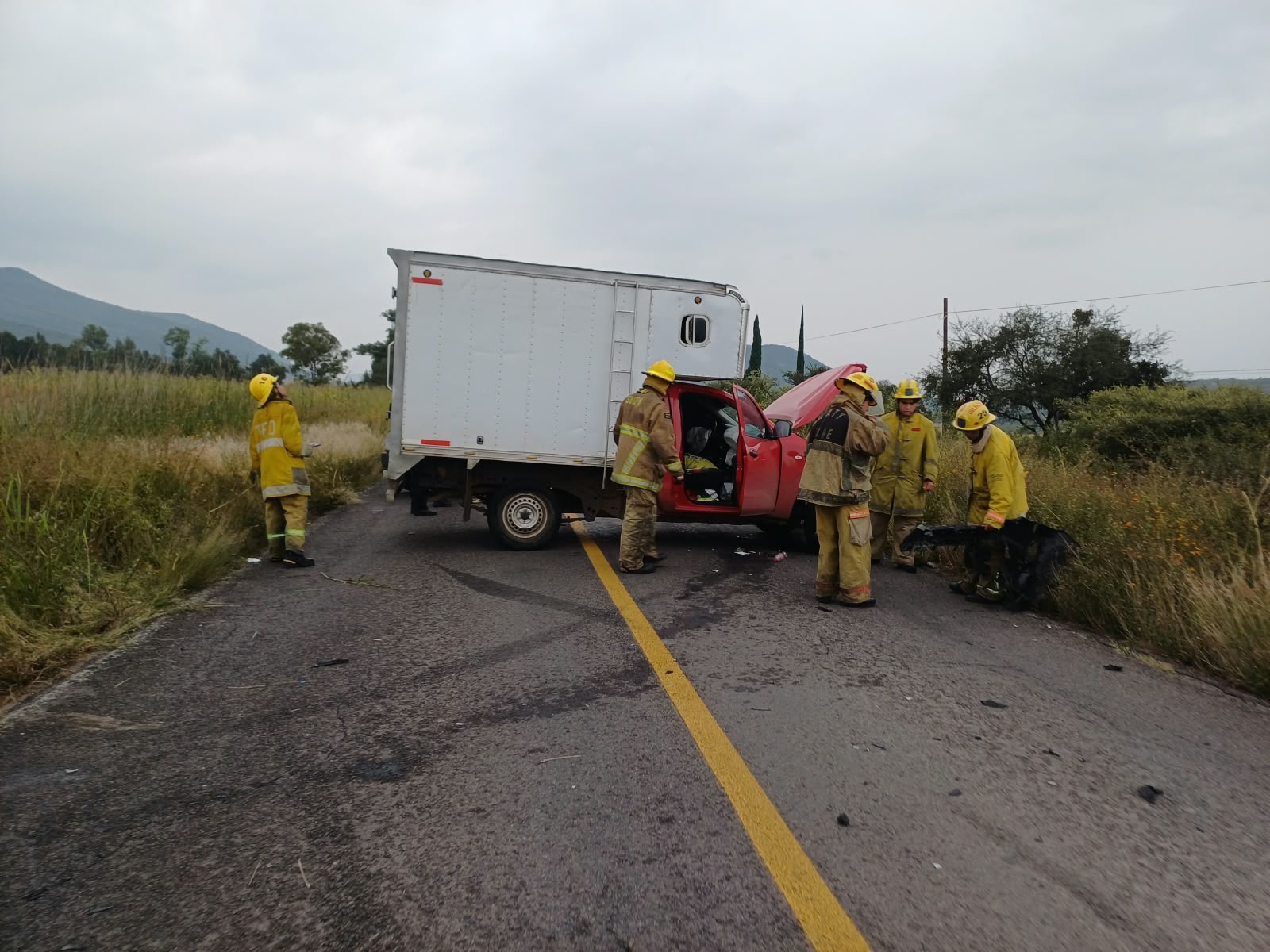 🚨🚒 ÚLTIMA HORA | REPORTAN VOLCADURA EN LA CARRETERA ACÁMBARO–MARAVATÍO; SE MOVILIZAN CUERPOS DE EMERGENCIA