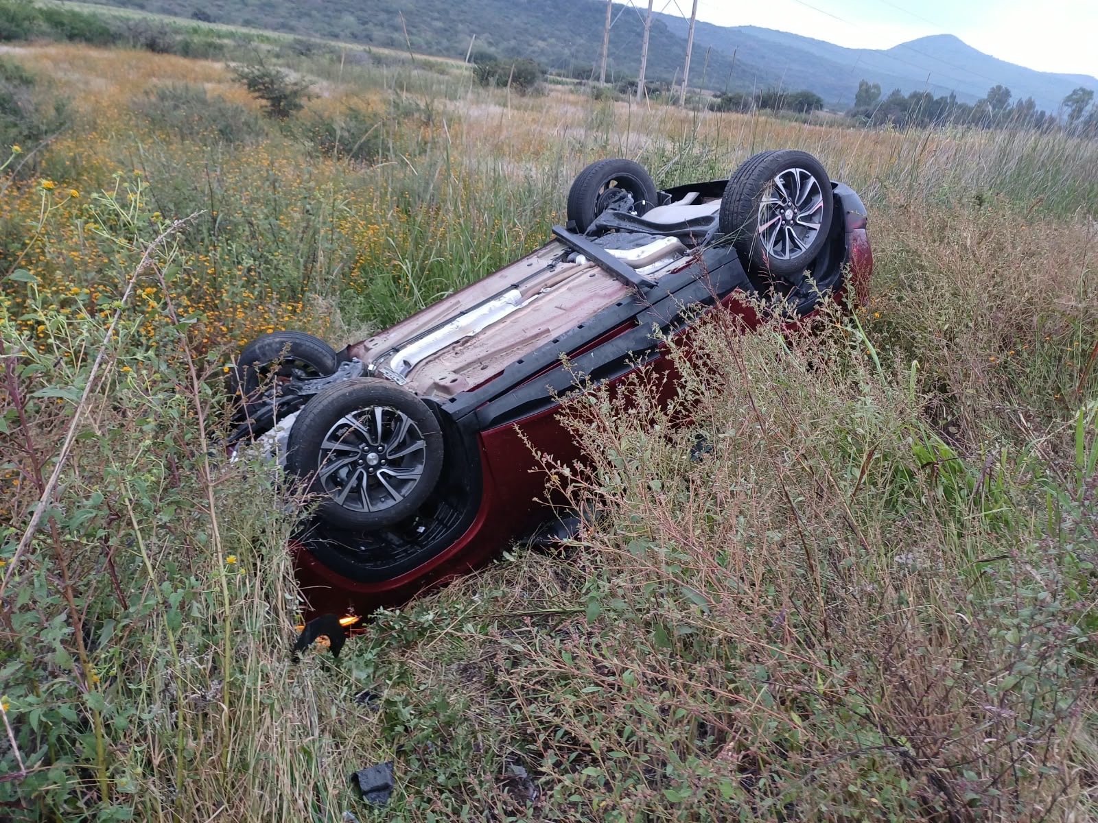🚨🚒 ÚLTIMA HORA | REPORTAN VOLCADURA EN LA CARRETERA ACÁMBARO–MARAVATÍO; SE MOVILIZAN CUERPOS DE EMERGENCIA